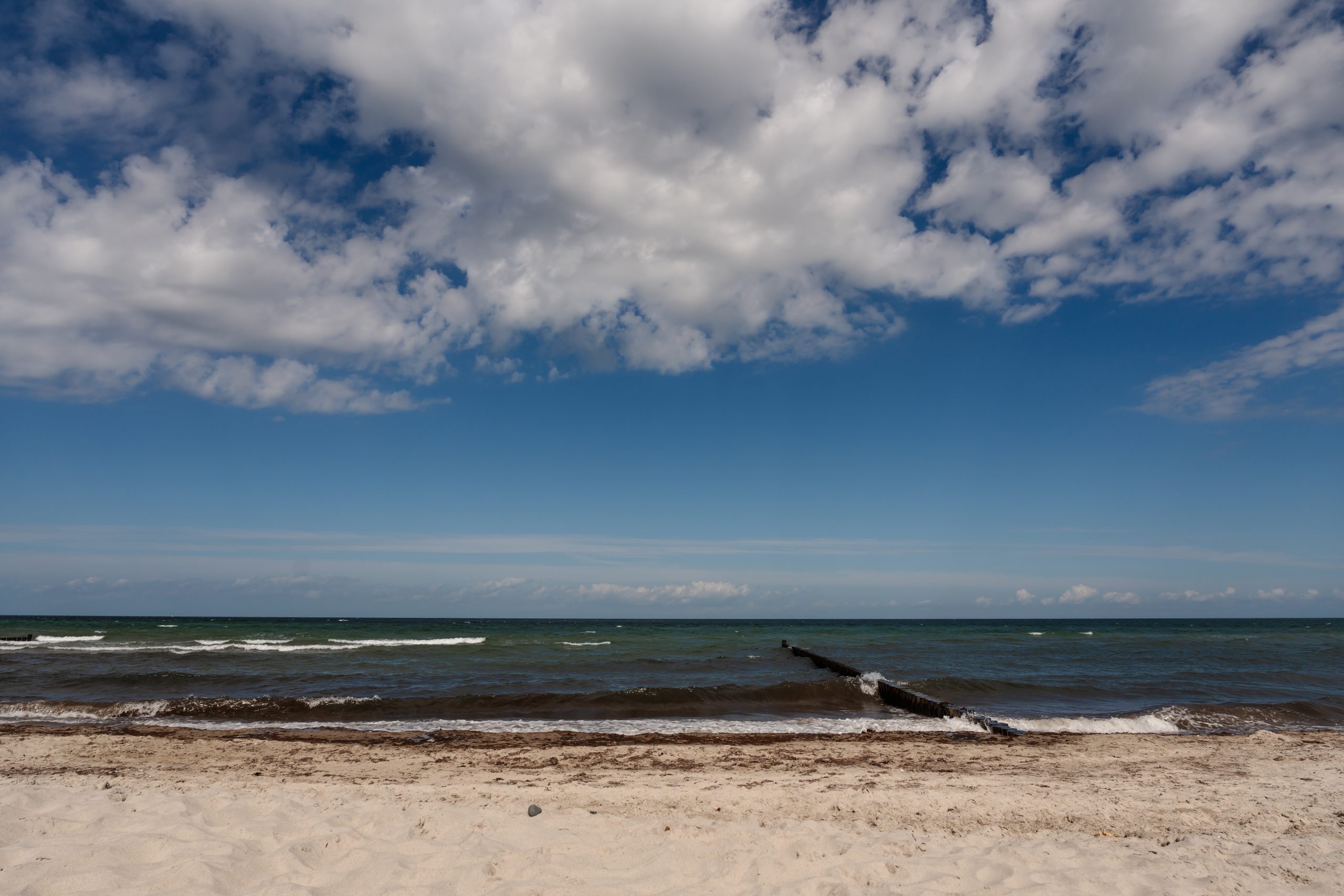 Weiter Strand am Meer